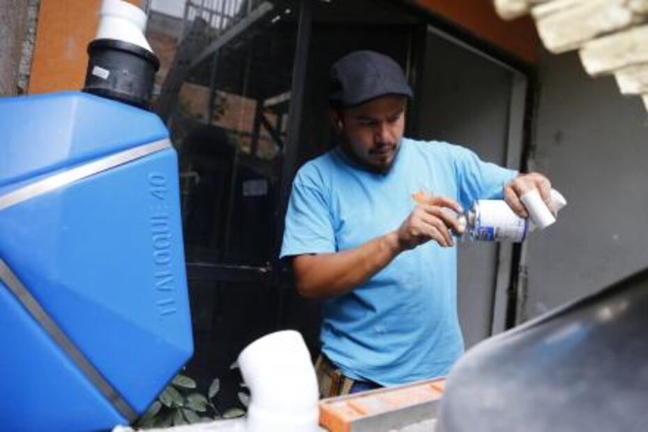Llevan agua de lluvia para los afectados del sismo