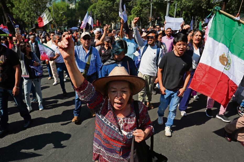 El contingente fue detenido antes de llegar a Palacio Nacional. Al no poder arribar al Zócalo, el grupo se disipó al grito de: “¡Claudia nos tuvo miedo!”. Foto: Luis Camacho / EL UNIVERSAL