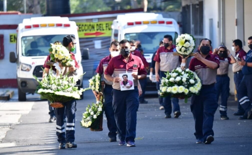 Muere médico del CRUM por Covid-19; compañeros dan último adiós 