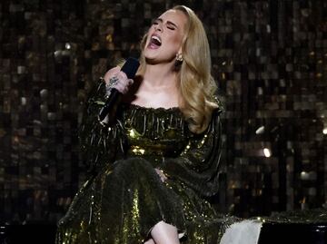 Adele se derrumba en el escenario durante un espectáculo, tras experimentar un intenso dolor
