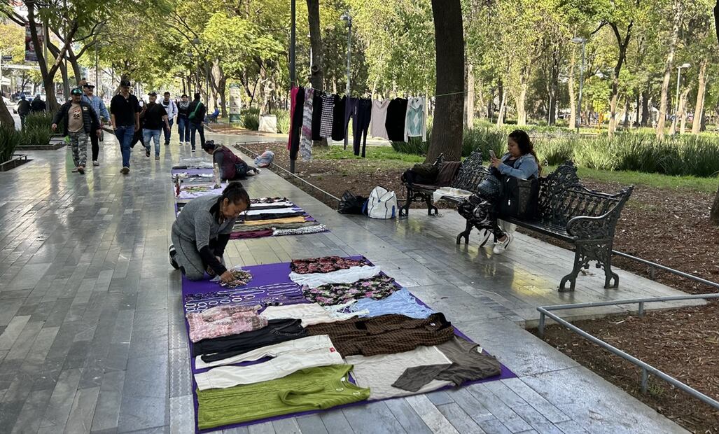 Ambulantes regresaron a Bellas Artes y a la Alameda Central ante la complacencia de autoridades capitalinas. Foto: Rafael García/EL UNIVERSAL