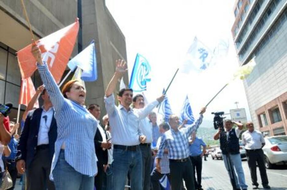 Javier Corral apoya plantón de panistas en Monterrey