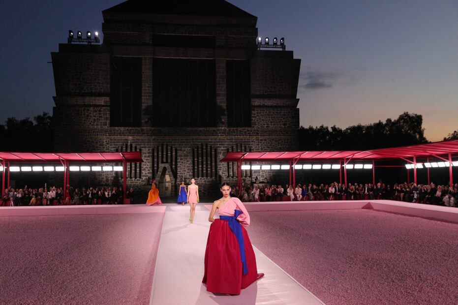 Pasarela en la explanada del Museo Anahuacalli, CDMX. Foto: Edgar Silva Fuentes S.