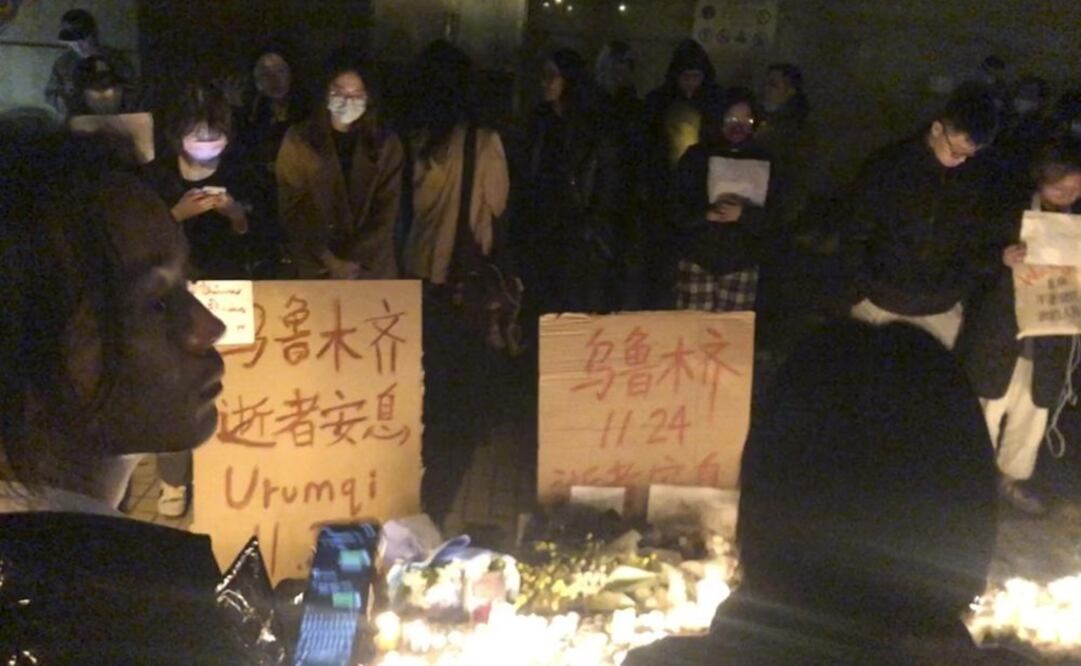 Los residentes lloran por las víctimas de un reciente incendio mortal en un edificio residencial en la ciudad de Urumqi. Foto: AP