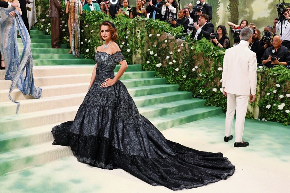 Mostrando un renovado look, la española Penélope Cruz reapareció en la Met Gala enfundada en un vestido negro diseñado por Chanel. Foto: AP