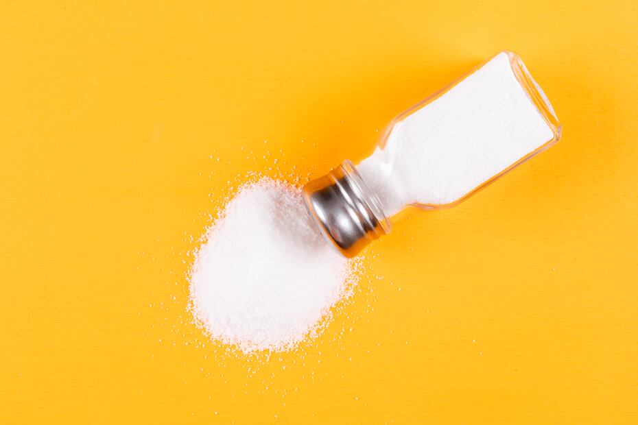 Más allá de sazonar, la sal tiene usos sorprendentes para la limpieza en la cocina. Foto: Freepik