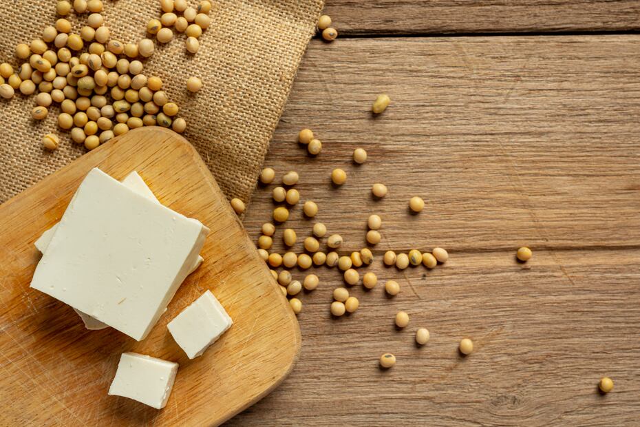 El pollo, pescado, queso y soya son fuentes naturales de triptófano y pueden ayudarte a dormir mejor. Foto: Freepik