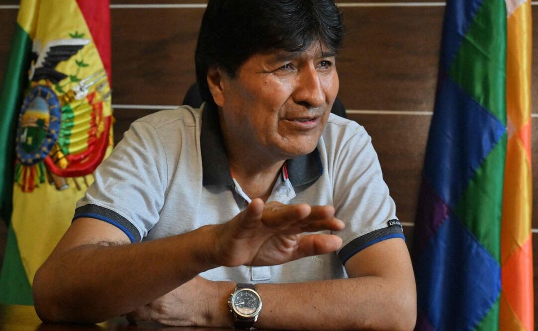 El expresidente boliviano Evo Morales habla durante una entrevista con AFP en la zona cocalera de Lauca Ene, Bolivia, el 28 de abril de 2025. Protegido por indígenas, Morales se lanza a su mayor apuesta tras siete meses de confinamiento en su bastión cocalero: viajará a La Paz para inscribir su candidatura presidencial, a pesar de una orden de arresto y un veto legal a su candidatura para un cuarto mandato en Bolivia. Foto: AFP