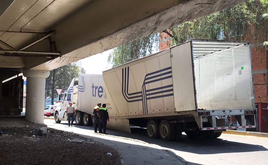 Tráiler queda atrapado en puente de Circuito interior. Foto: Juan Carlos Williams