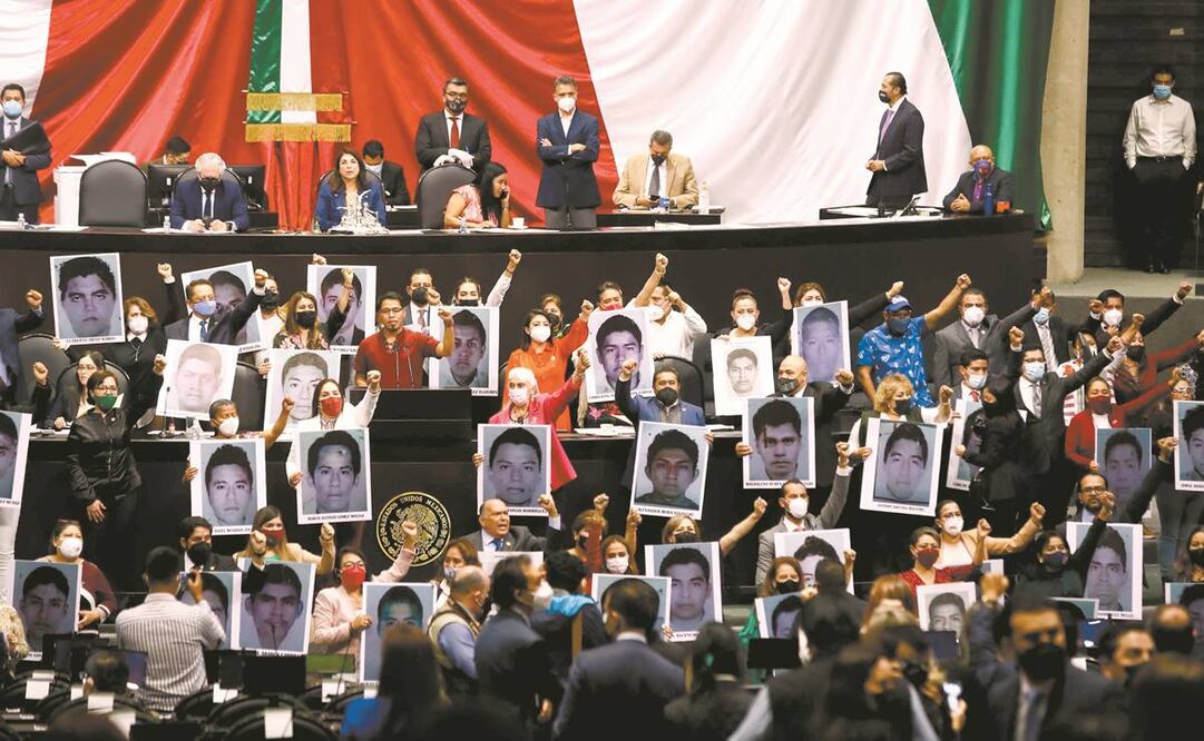 Diputados de Morena tomaron la tribuna con fotos de los 43. Foto: Diego Simón Sánchez. EL UNIVERSAL