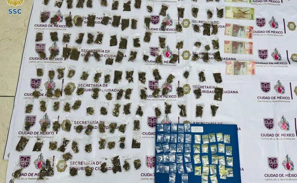 Los efectivos de la SSC se acercaron al auto y tras revisar a los sospechosos les aseguraron 150 dosis de marihuana, 51 bolsitas con  cocaína en piedra, dinero y teléfonos celulares.
Foto: Especial.