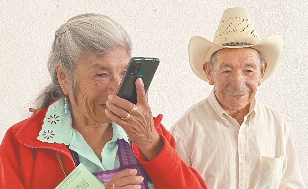 Enriqueta trae un celular que no suelta en ningún momento, le preocupa que sus hijos le hablen y ella no conteste. Foto: Dinorath Mota/ EL UNIVERSAL