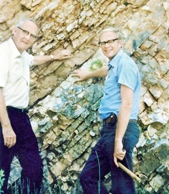 Luis W. Álvarez y su hijo Walter recolectando muestras en Italia. Tras la publicación de la Hipótesis de Álvarez surgieron muchos detractores, con más de 2 mil textos debatiendo la propuesta catastrófica. Foto: US Government/ESPECIAL/Wikimedia Commons.