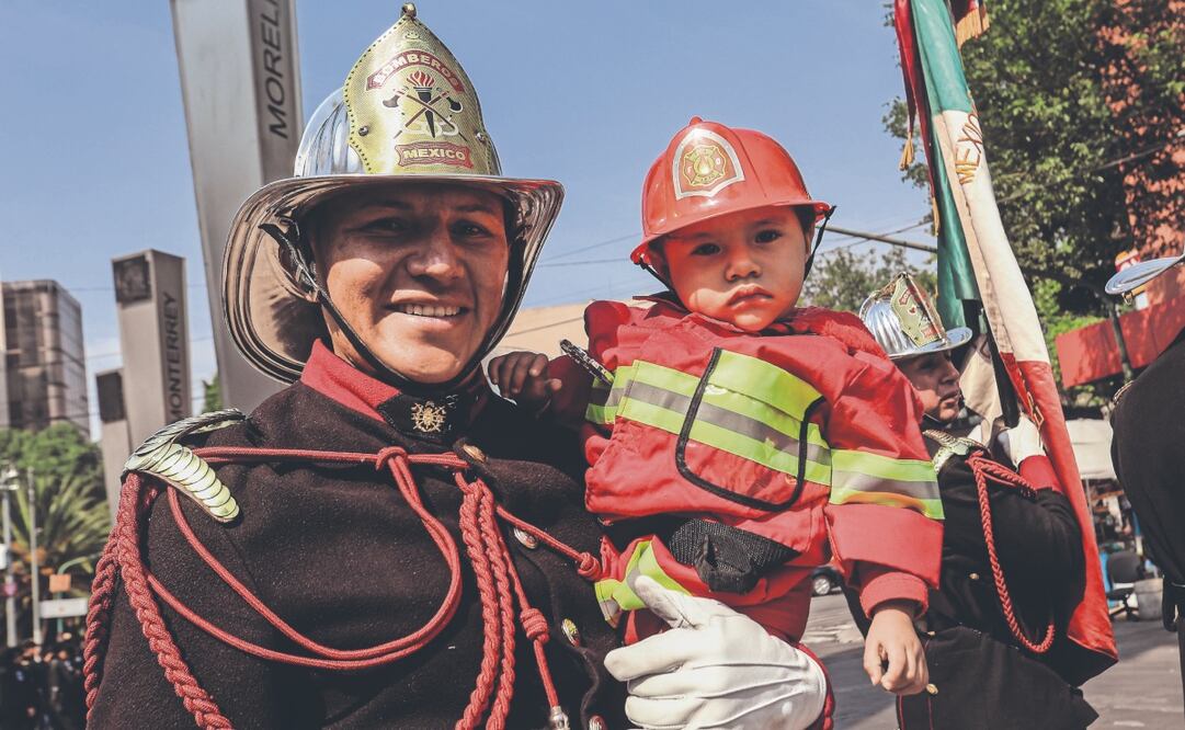 Familias de los vulcanos acudieron al primer desfile de la corporación, en reconocimiento a su labor. Foto: de Gabriel Pano. El Universal
