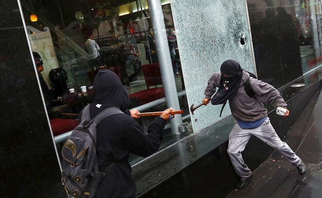 Some anarchist groups attacked buildings during the march. (Photo: Carlos Mejía/EL UNIVERSAL)