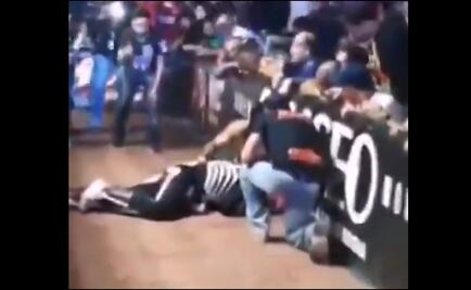 La Parka sufre grave accidente en plena lucha