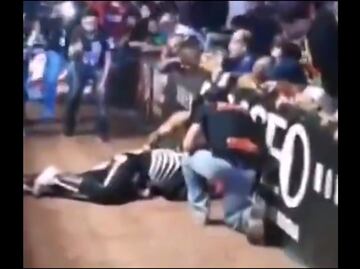 La Parka sufre grave accidente en plena lucha