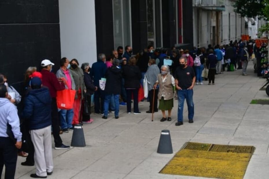 Adultos mayores hacen largas filas para tramitar Tarjeta del Bienestar