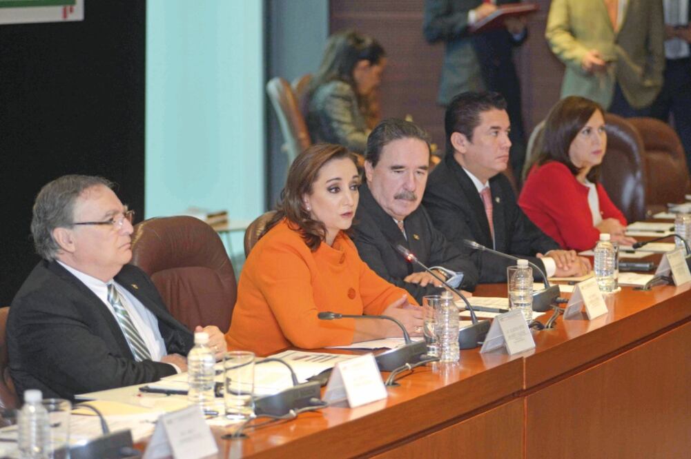 Claudia Ruiz Massieu, secretaria de Relaciones Exteriores, durante la reun ió n privada con la bancada del PRI en el Senado, que encabeza Emilio Gamboa (ESPECIAL)