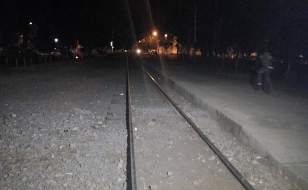 El reducido grupo levantó su campamento y liberó las vías del tren en Pátzcuaro minutos después de las 8 de la noche (Foto: Especial)