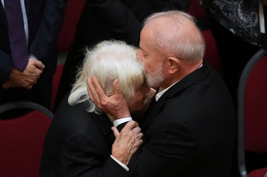 El presidente de Brasil, Luiz Inácio Lula da Silva, besa a Lucía Topolansky, viuda del expresidente uruguayo José Mujica, durante el funeral del fallecido líder en el Palacio Legislativo de Montevideo. Foto: AP