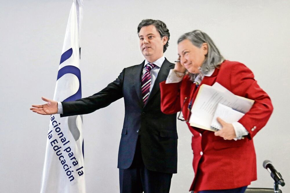 En conferencia de prensa, Aurelio Nuño, titular de la SEP, y Sylvia Schmelkes, presidenta del INEE, dieron detalles sobre los foros de consulta (LUIS CORTÉS. EL UNIVERSAL)