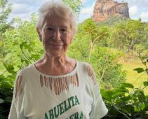 “¡Dinero, dinero, dinero!” abuelita aprovecha último tramo de vida para conocer el mundo