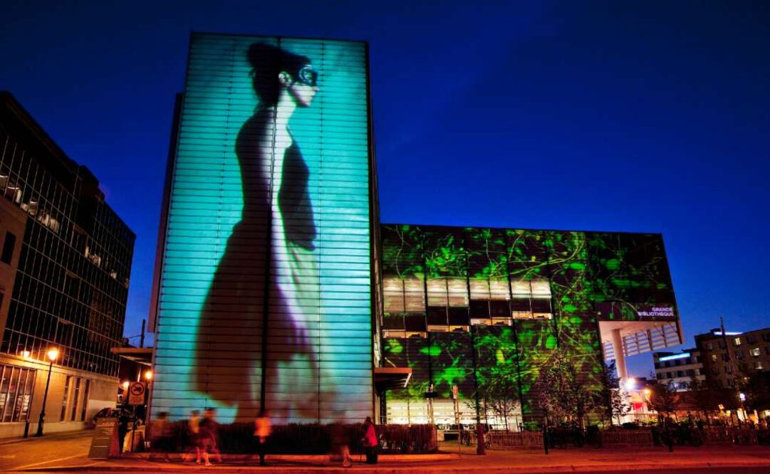 Proyecciones de video sobre los edificios emblemáticos del Barrio de los Espectáculos, como la Gran Biblioteca. (Fotos: Viridiana Ramírez/Tourisme Montréal)