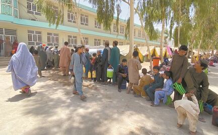 Talibanes matan a jefe de medios; toman una ciudad en Afganistán