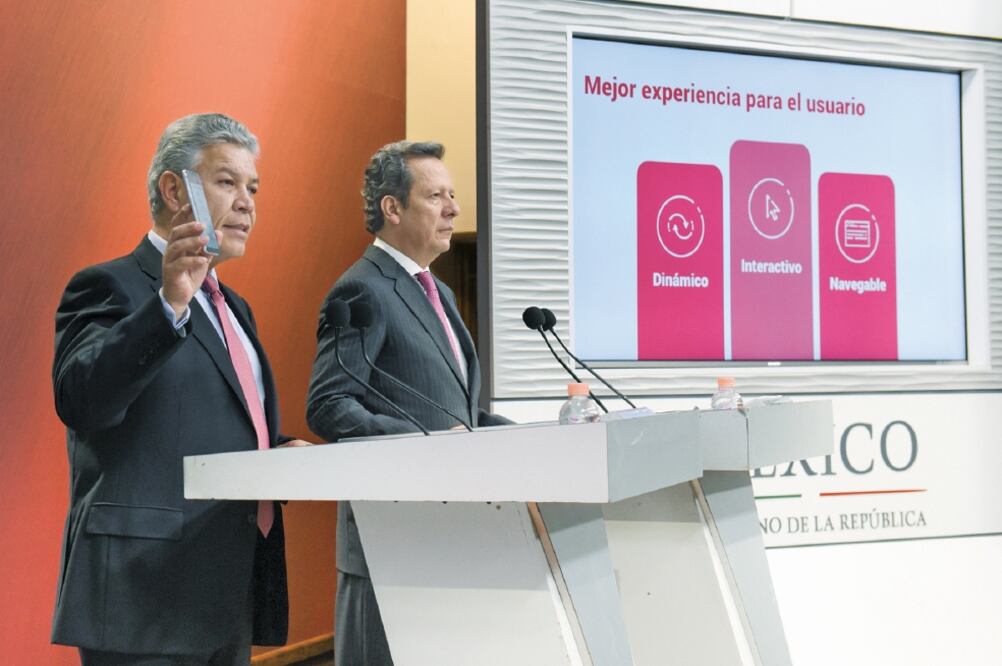 David Penchyna, director del Infonavit ( izq.), dijo que con los nuevos servicios que ofrecerá el portal, el instituto reducirá gastos en trámites y papeleo hasta por 36.2 millones de pesos. Foto: CORTESÍA