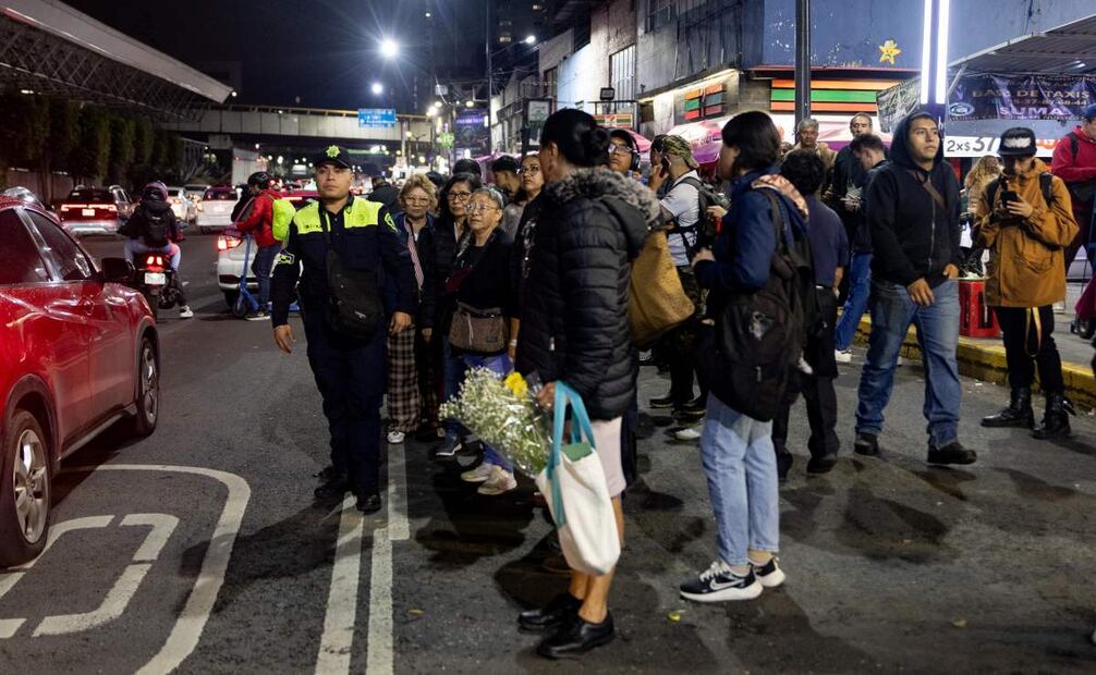 Largas filas de usuarios de la línea 2 del metro, debido a la demora del servicio emergente de RTP.  Foto: Hugo Salvador/El Universal