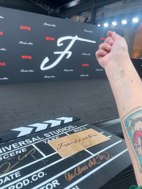 Estudiante de cine logra conseguir la firma de Guillermo del Toro como una "bendición". Foto: Marlem Suárez/ EL UNIVERSAL.