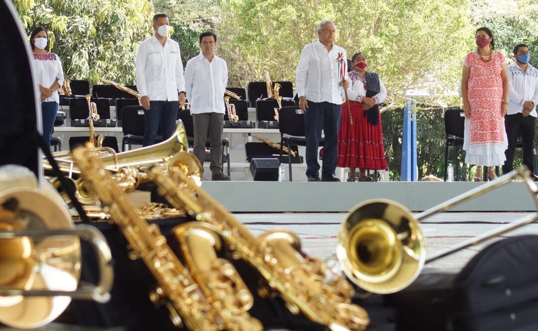 El presidente Andrés Manuel López Obrador entregó instrumentos musicales a bandas de diversas regiones de Oaxaca. Foto: Edwin Hernández/EL UNIVERSAL