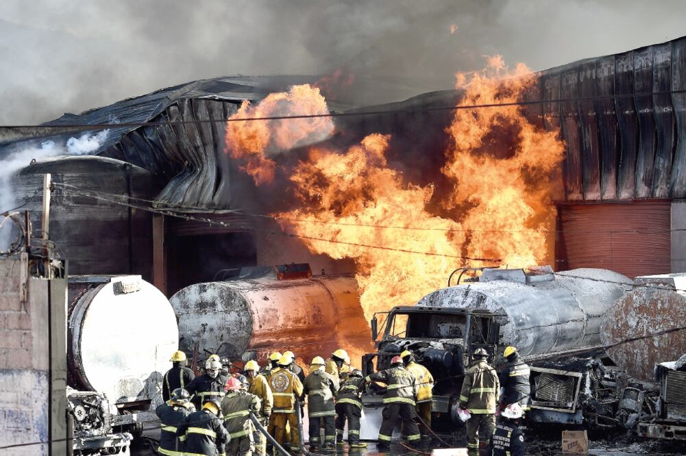 El incendio ocurrió alrededor de las 16:15 horas en bodegas en el que supuestamente se almacenaba combustible ilegal. Cerca del lugar se localiza una escuela primaria, pero al momento de las explosiones no habían actividades. (VALENTE ROSAS. EL UNIVERSAL)