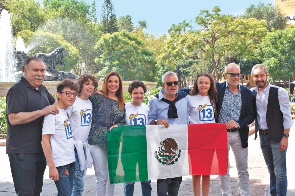 El grupo posó con la bandera de México antes de pasear en Turibus. Foto/Ricardo Díaz. El Universal  