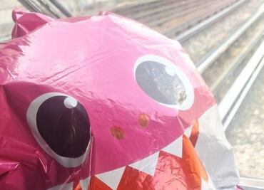 Globo metálico cae sobre vías del Metro en Línea 5 y retrasa servicio; el objeto fue retirado por un conductor de tren