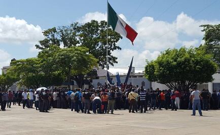 Policías realizan paro laboral en Tabasco