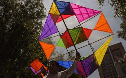 Vuelan simbólicamente 100 papalotes en honor a Francisco Toledo