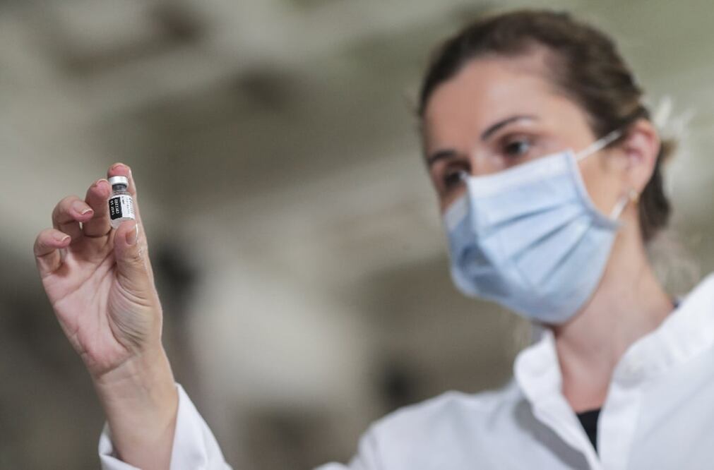Personal médico con preparado antiCovid. Foto: EFE, archivo