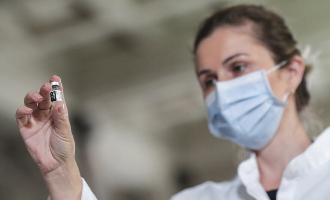 Personal médico con preparado antiCovid. Foto: EFE, archivo