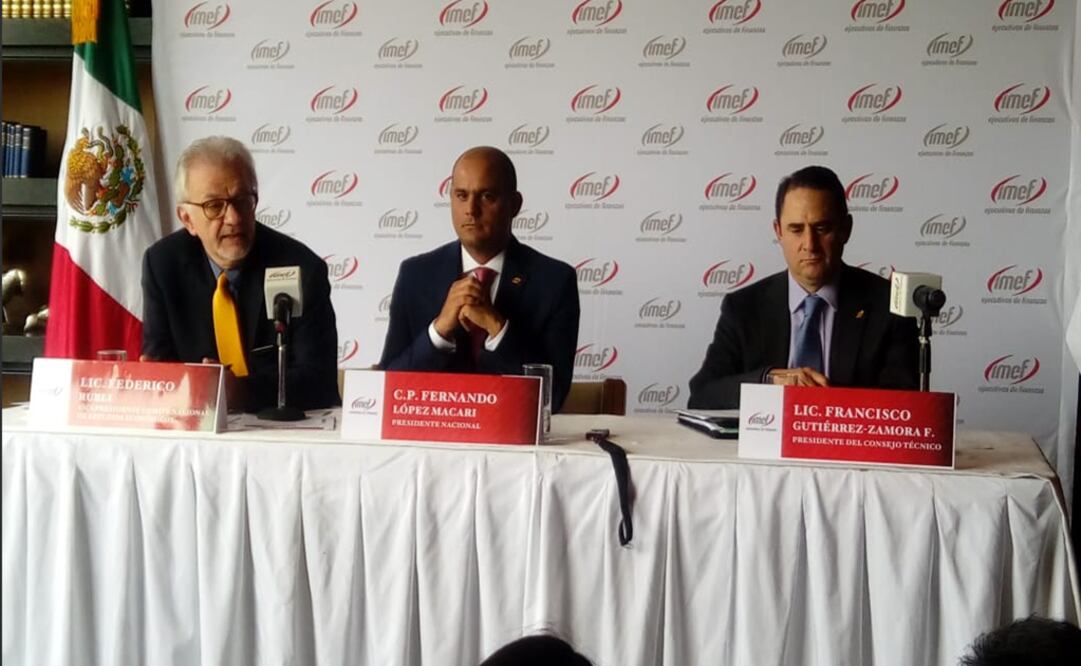 Ejecutivos en conferencia del prensa (IMEF)