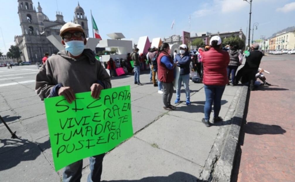 Vendedores ambulantes cierran acceso al centro de Toluca; demandan espacio para vendimia 