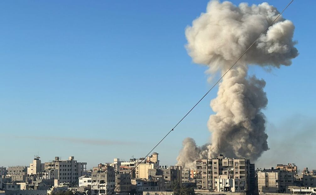 Una columna de humo en Gaza tras un ataque aéreo, este martes. La Franja de Gaza registró este martes una segunda madrugada consecutiva sin ataques letales israelíes, dos años después del ataque de Hamás del 7 de octubre y mientras continúan las negociaciones para un posible alto el fuego, confirmaron a EFE fuentes locales. Pese a que no hubo muertos registrados de madrugada hasta la mañana de hoy, sí que se dieron repetidos ataques aéreos con drones contra infraestructura y viviendas a lo largo del enclave palestino, así como bombardeos de artillería en casi todos los barrios de la ciudad de Gaza, incluidos  Al Jalaa, Al Nasr, Tel al Hawa, Al Tuffah o Sabra, según documentó la Defensa Civil local. Foto: EFE