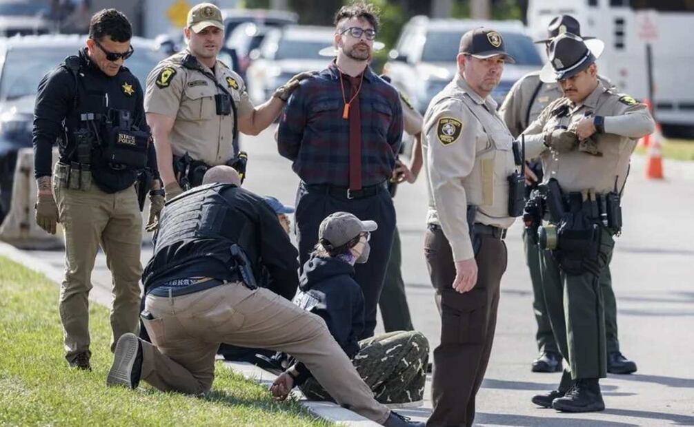 Autoridades detienen a personas que participan en una protesta contra el Servicio de Control de Inmigración y Aduanas (ICE) cerca de Chicago, en Broadview, Illinois, el 17 de octubre de 2025. Foto: EFE