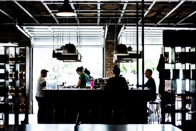 Vuelven a cerrar en California salones de restaurantes, bares y cines