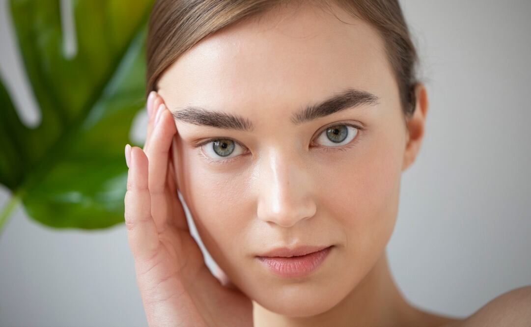 Lavar las cejas es tan importante como lavar el cutis. Foto: Freepik