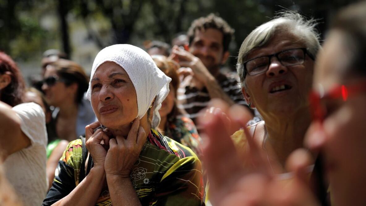 Simpatizantes de la oposición venezolana se congregaron en la plaza de Bolívar del Chacao en Caracas para asistir a la primera comparecencia pública de Juan Guaidó desde que se autoproclamó presidente encargado de Venezuela. Foto: Reuters 