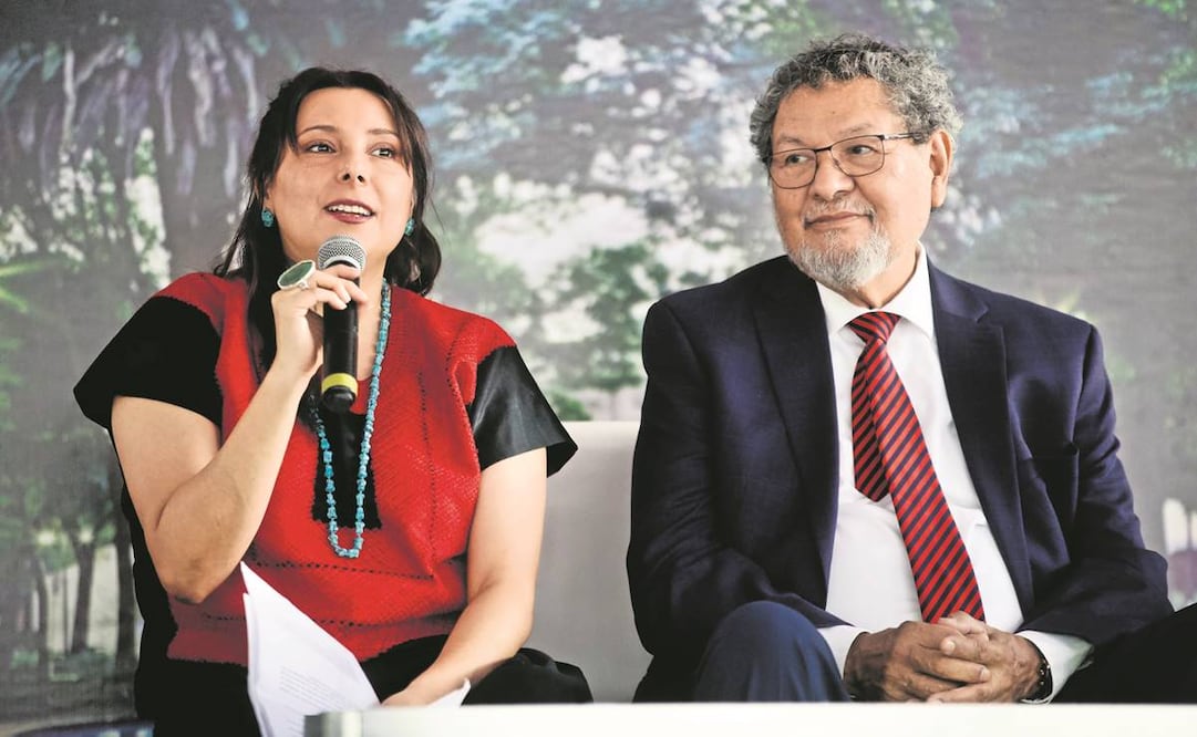 Homenaje al autor sinaloense Élmer Mendoza. con la presencia de Magali Velasco, Mónica Lavin y Eduardo Antonio Parra. FOTO: Germán Espinosa/ El Universal