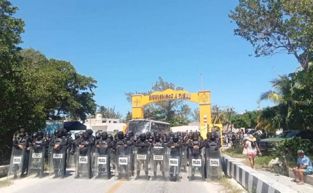 Pobladores de Sisal, Yucatán se enfrentan con policías tras clausura de terrero para establecer sus viviendas (11/03/2025). Foto: Especial