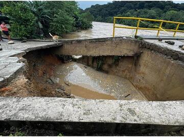 Colapsa puente por lluvias en Jalapa de Díaz, Oaxaca; deja 5 pueblos incomunicados